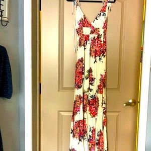 LoveStitch Flowered Maxi dress.  Size Medium.  NWT.
